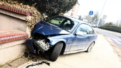 Nietrzeźwa 24-latka kierowała BMW, podróż zakończyła na ogrodzeniu