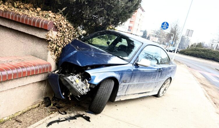 Nietrzeźwa 24-latka kierowała BMW, podróż zakończyła na ogrodzeniu