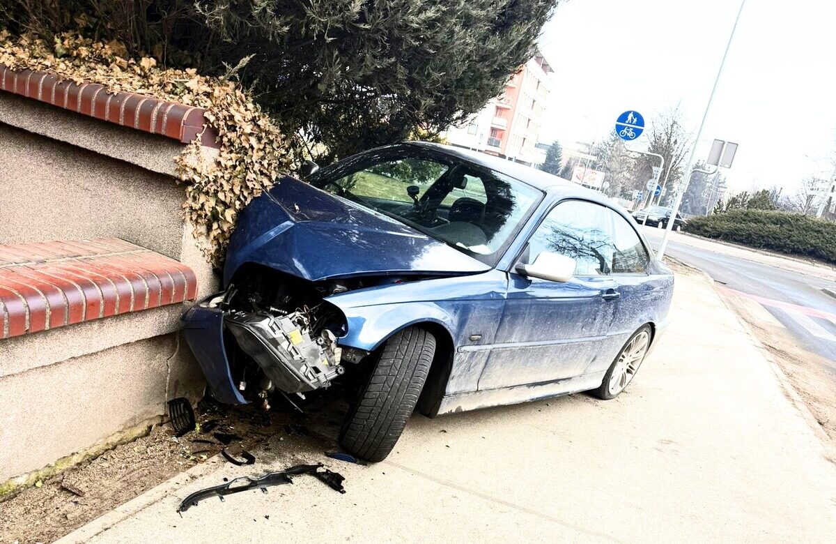 Nietrzeźwa 24-latka kierowała BMW, podróż zakończyła na ogrodzeniu