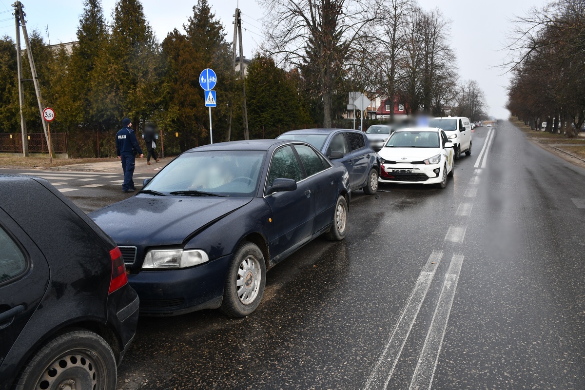 Dramatyczny efekt domina, czyli kolizja z udziałem 4 samochodów osobowych