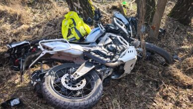 Zderzenie auta z motocyklem na DK631. Maszyna roztrzaskana w rowie, motocyklista trafił do szpitala