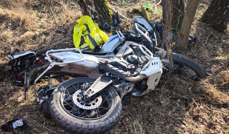 Zderzenie auta z motocyklem na DK631. Maszyna roztrzaskana w rowie, motocyklista trafił do szpitala