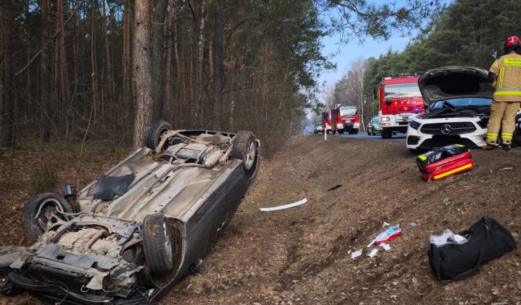 Groźne dachowanie na krajowej 631. Służby w akcji od rana