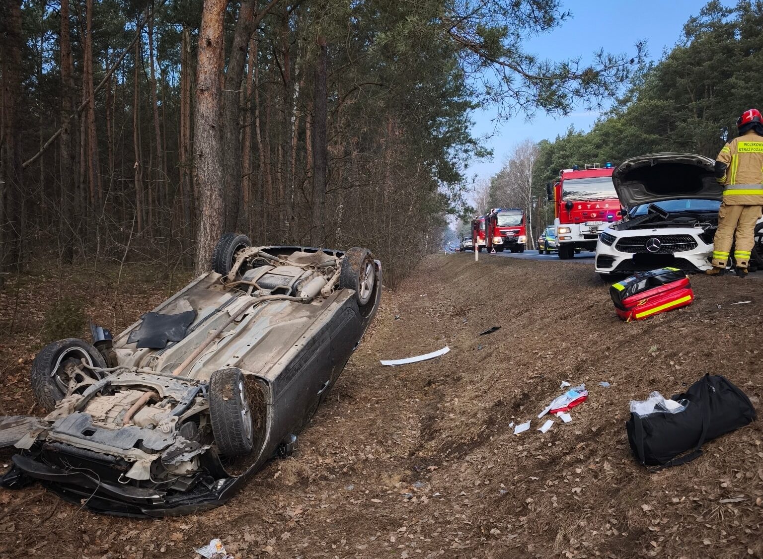 Groźne dachowanie na krajowej 631. Służby w akcji od rana