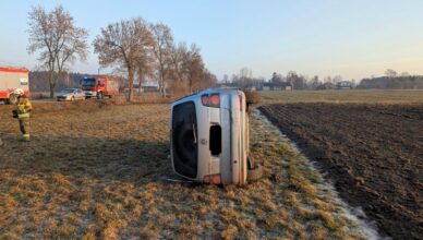 Auto wypadło z drogi i dachowało. Jedna osoba trafiła do szpitala.