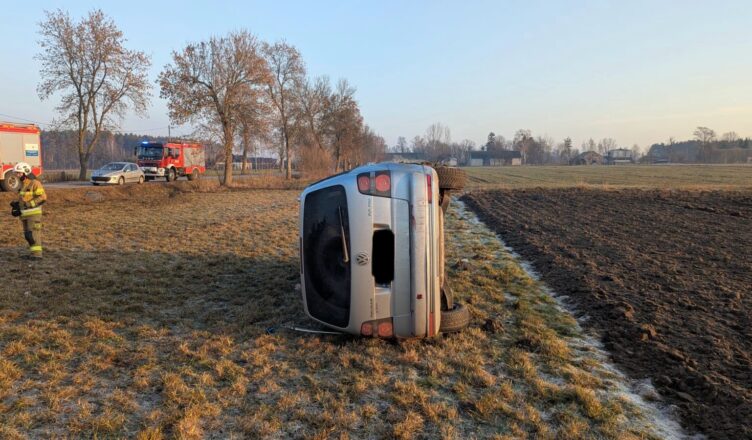 Auto wypadło z drogi i dachowało. Jedna osoba trafiła do szpitala.