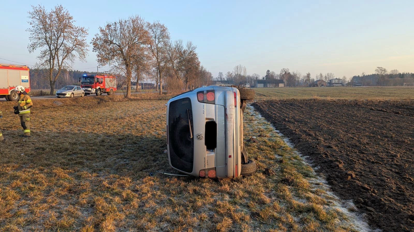 Auto wypadło z drogi i dachowało. Jedna osoba trafiła do szpitala.