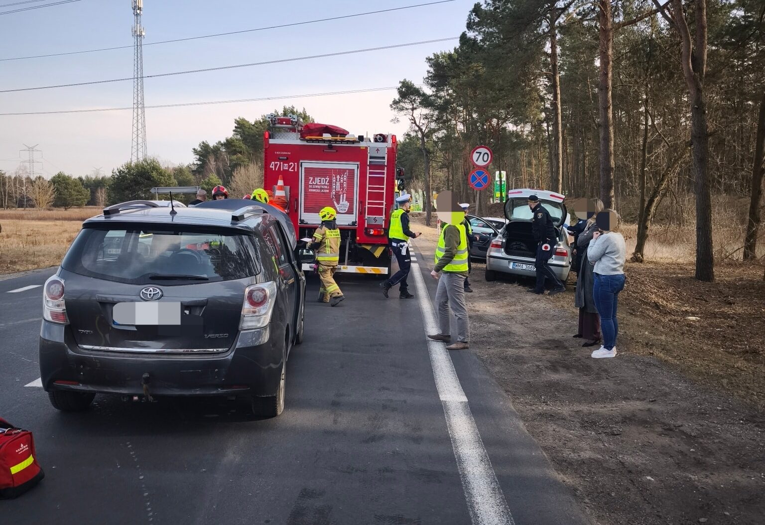 Służby w akcji na DW631. Dwa samochody zderzyły się na drodze.