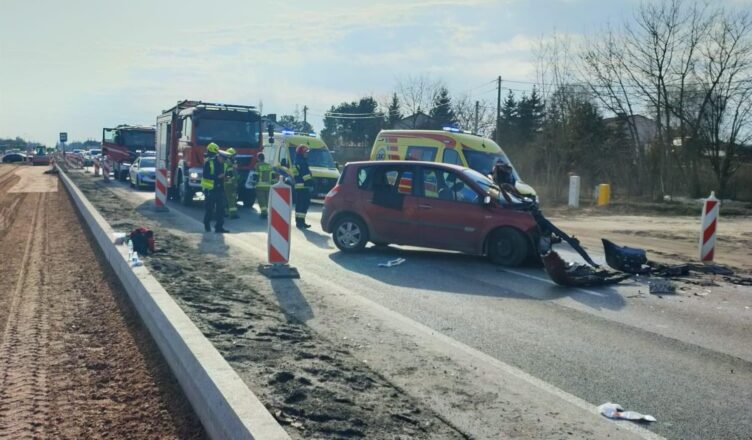 Czołowe zderzenie w Michałowie-Reginowie. Pięć osób trafiło do szpitali