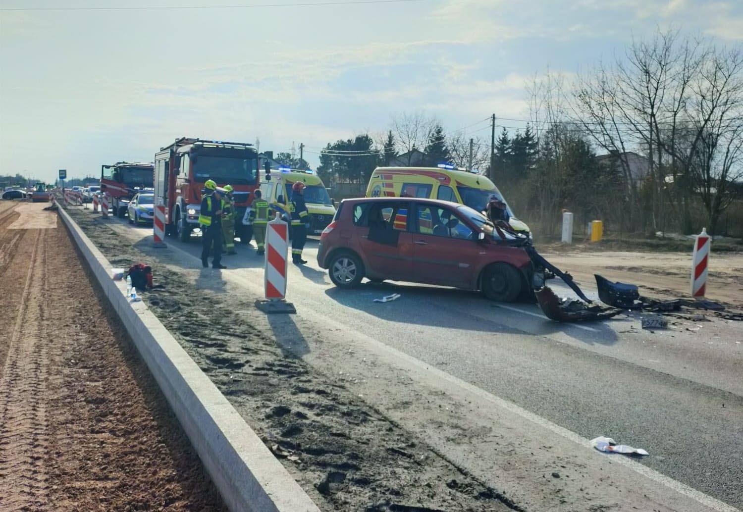 Czołowe zderzenie w Michałowie-Reginowie. Pięć osób trafiło do szpitali