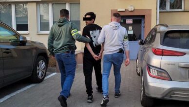 Wandale zatrzymani po akcji w metrze. Awaryjnie otworzyli drzwi i pomalowali wagony.