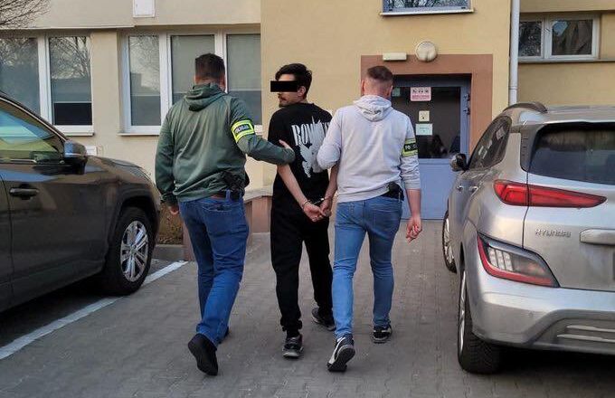 Wandale zatrzymani po akcji w metrze. Awaryjnie otworzyli drzwi i pomalowali wagony.