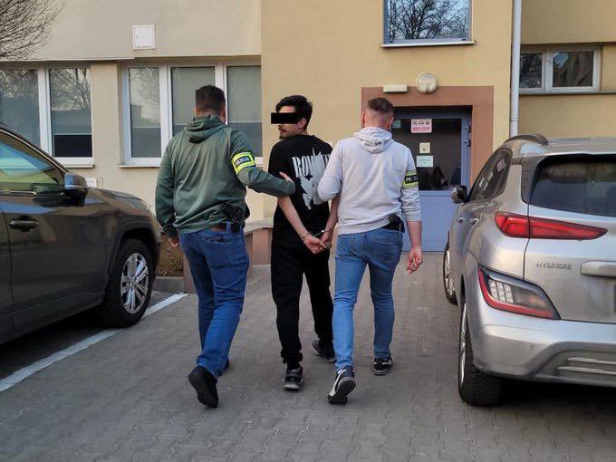 Wandale zatrzymani po akcji w metrze. Awaryjnie otworzyli drzwi i pomalowali wagony.