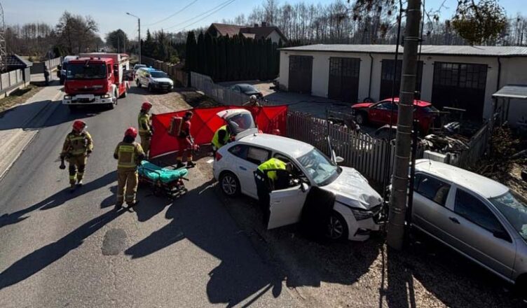 Groźny wypadek w Żukowie pod Sochaczewem. Kierowca uderzył w słup i zaparkowany samochód, na miejscu lądował śmigłowiec LPR