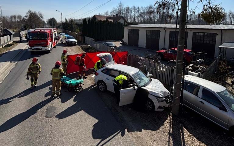 Groźny wypadek w Żukowie pod Sochaczewem. Kierowca uderzył w słup i zaparkowany samochód, na miejscu lądował śmigłowiec LPR