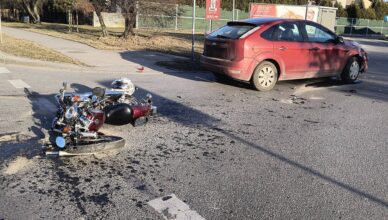 Zderzenie samochodu z motocyklem. 17-latek trafił do szpitala