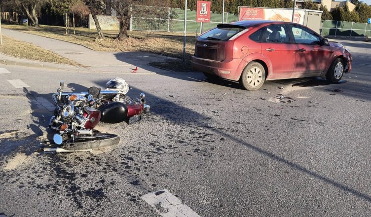 Zderzenie samochodu z motocyklem. 17-latek trafił do szpitala