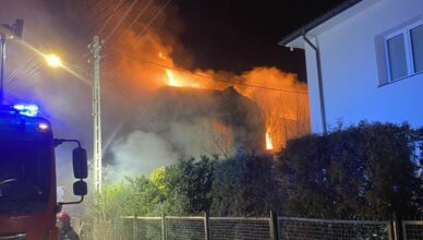 Nocny pożar w Warszawie. Płomienie objęły bliźniak – do akcji ruszyło 78 strażaków