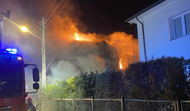 Nocny pożar w Warszawie. Płomienie objęły bliźniak – do akcji ruszyło 78 strażaków