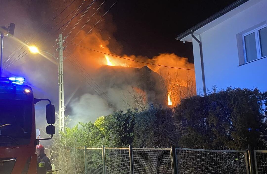 Nocny pożar w Warszawie. Płomienie objęły bliźniak – do akcji ruszyło 78 strażaków