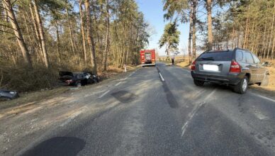 Groźny wypadek na DW 696. Zderzenie osobówek, kierowca BMW trafił do szpitala.