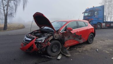 Groźny wypadek trzech pojazdów. Rozbite auta i ranni – droga została całkowicie zablokowana