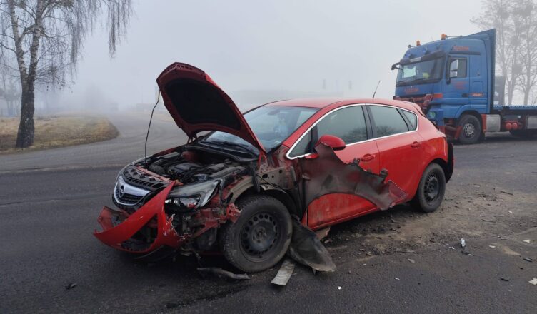 Groźny wypadek trzech pojazdów. Rozbite auta i ranni – droga została całkowicie zablokowana