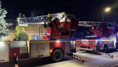 Nocny dramat w Nowym Modlinie. Płonęło poddasze domu – strażacy walczyli z ogniem na wysokości