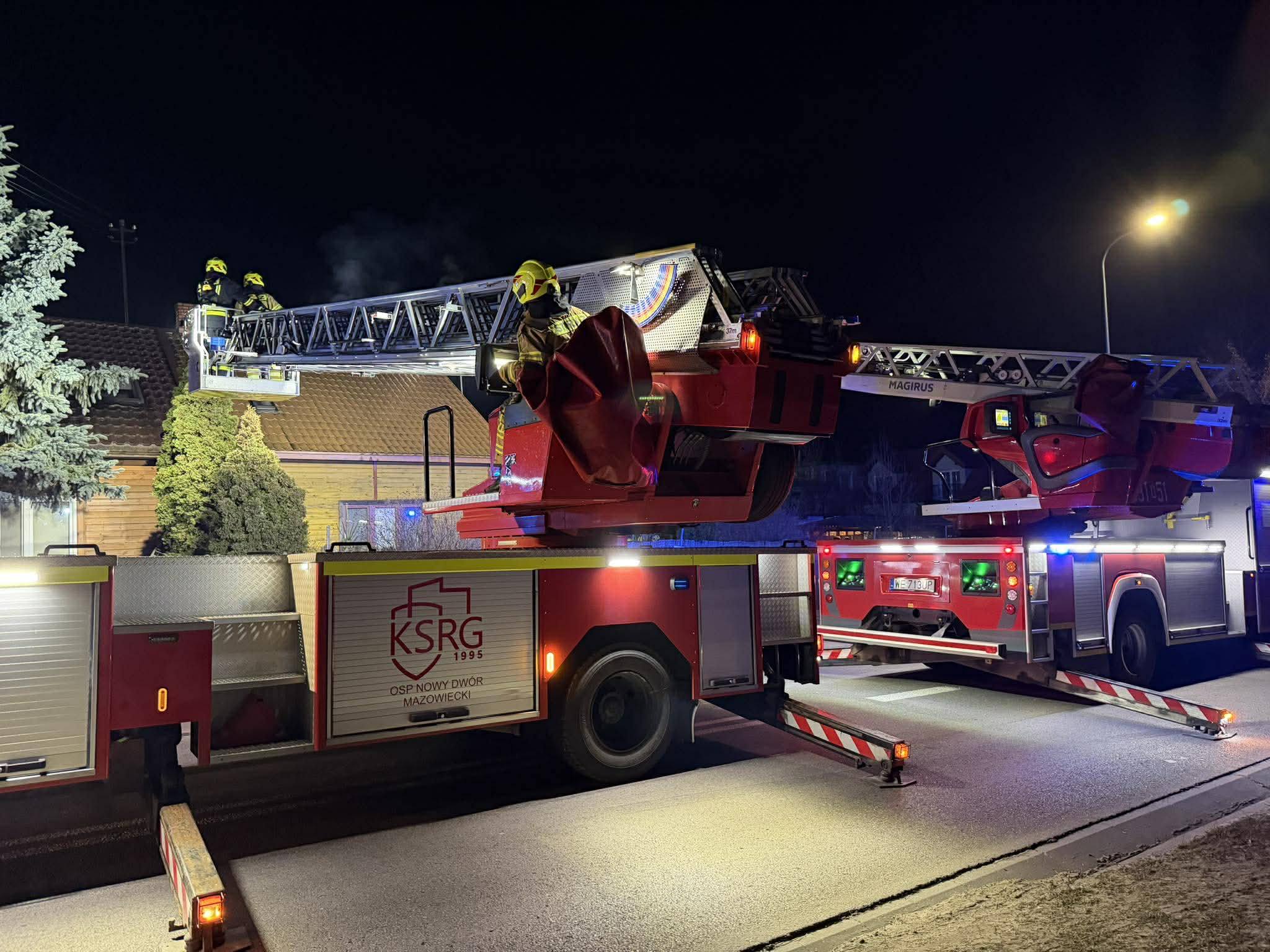 Nocny dramat w Nowym Modlinie. Płonęło poddasze domu – strażacy walczyli z ogniem na wysokości