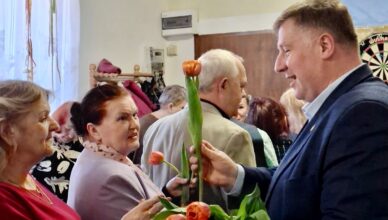 Święto UTW w Markach: kwiaty, upominki i rozmowy