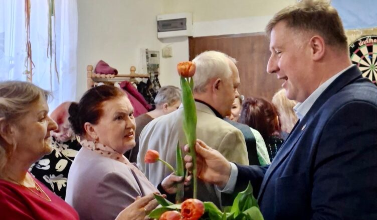 Święto UTW w Markach: kwiaty, upominki i rozmowy