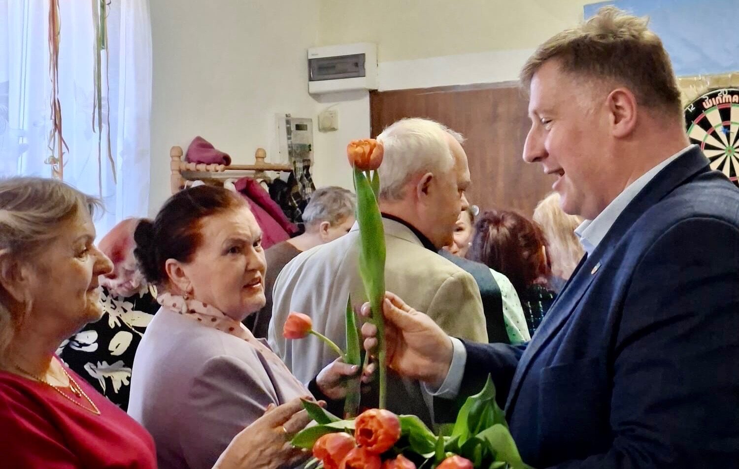 Święto UTW w Markach: kwiaty, upominki i rozmowy