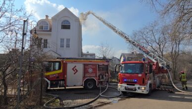 Pożar na Bielanach. Ogień z traw błyskawicznie przeniósł się na budynek mieszkalny