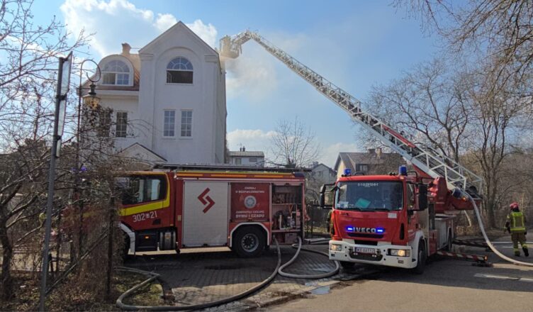 Pożar na Bielanach. Ogień z traw błyskawicznie przeniósł się na budynek mieszkalny