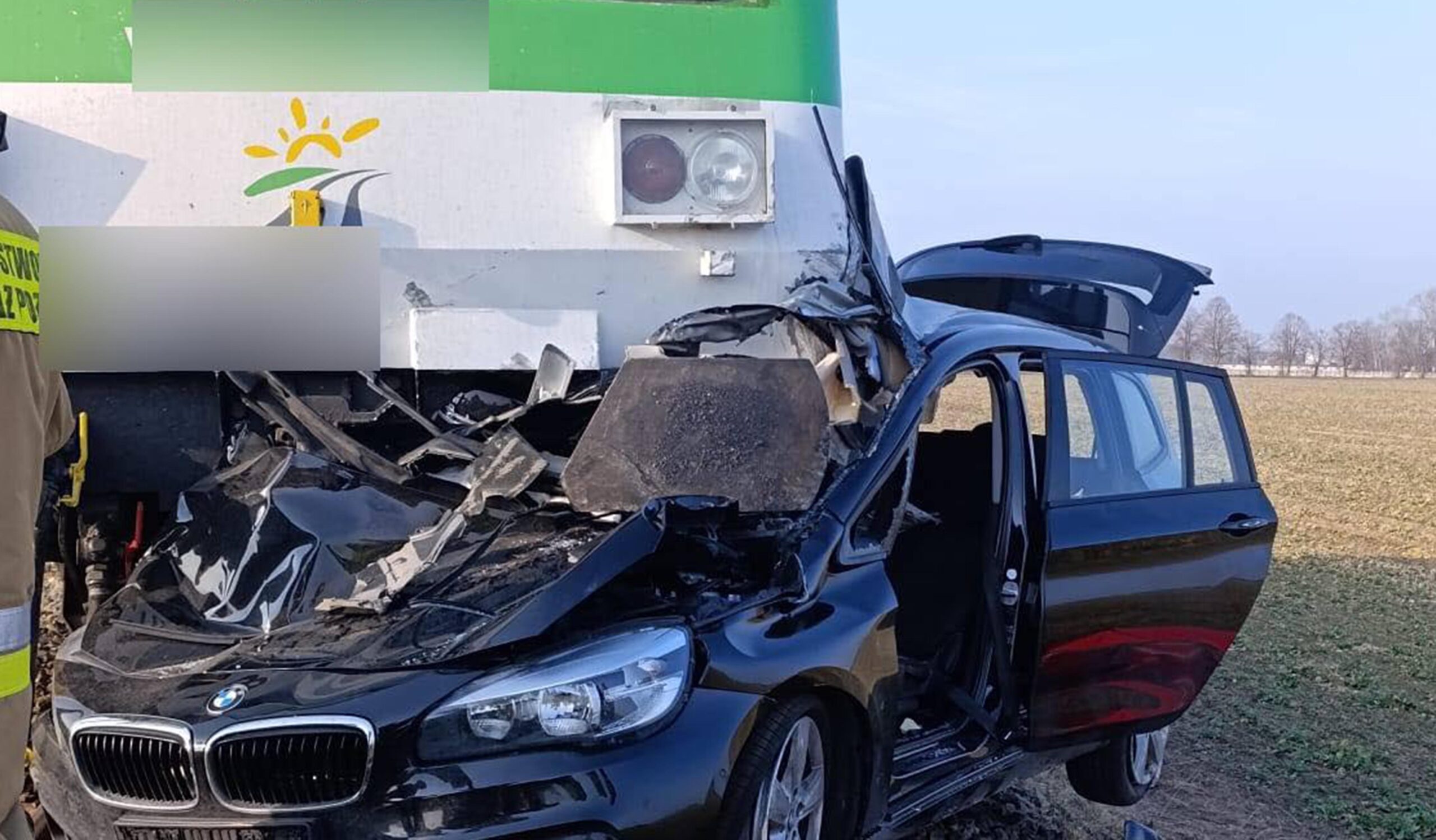 Tragiczny wypadek na przejeździe kolejowym. BMW wjechało wprost pod szynobus – pasażerka zginęła na miejscu