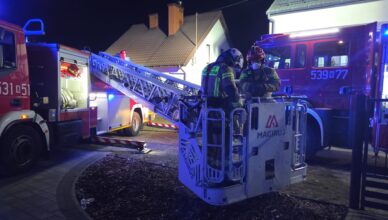 Nocna akcja strażaków w Kazuniu Polskim. Pożar sadzy mógł zakończyć się tragedią