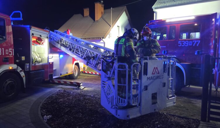 Nocna akcja strażaków w Kazuniu Polskim. Pożar sadzy mógł zakończyć się tragedią