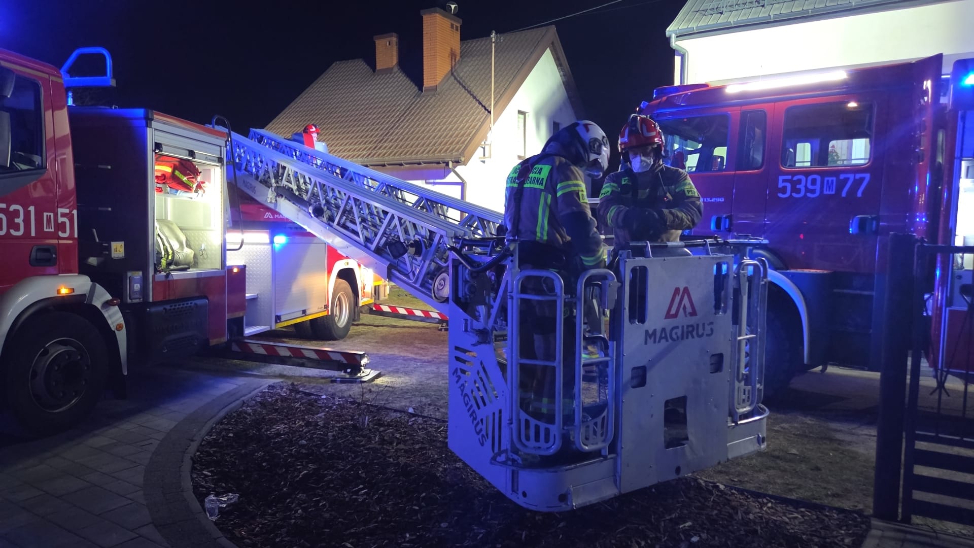 Nocna akcja strażaków w Kazuniu Polskim. Pożar sadzy mógł zakończyć się tragedią