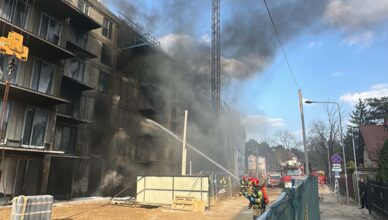 Ogień błyskawicznie objął budynek. Dramatyczna akcja strażaków