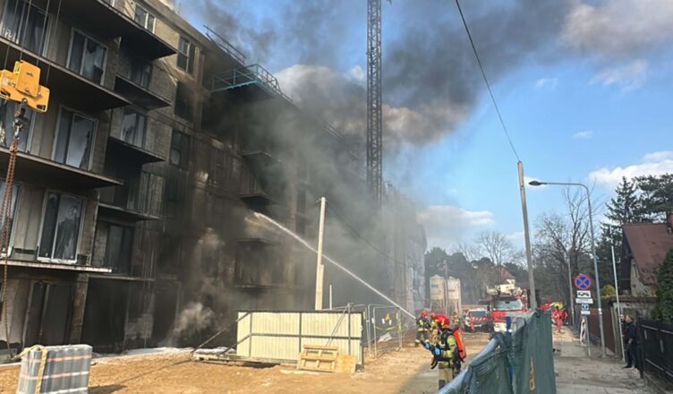 Ogień błyskawicznie objął budynek. Dramatyczna akcja strażaków