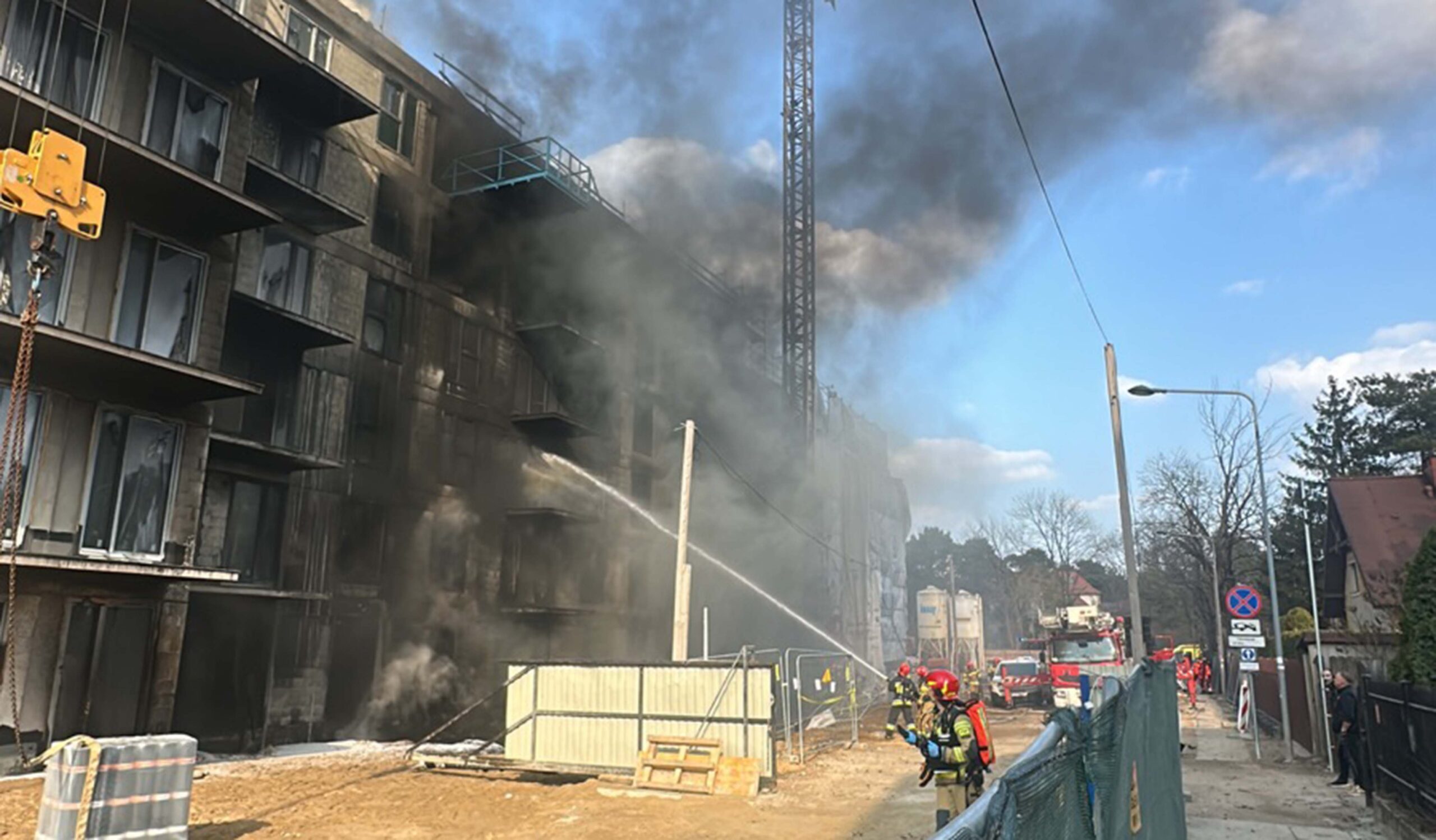 Ogień błyskawicznie objął budynek. Dramatyczna akcja strażaków