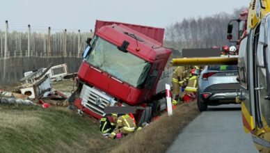 Koszmarny wypadek ciężarówki na DK50. Kierowca i pasażer wyrzuceni z kabiny.
