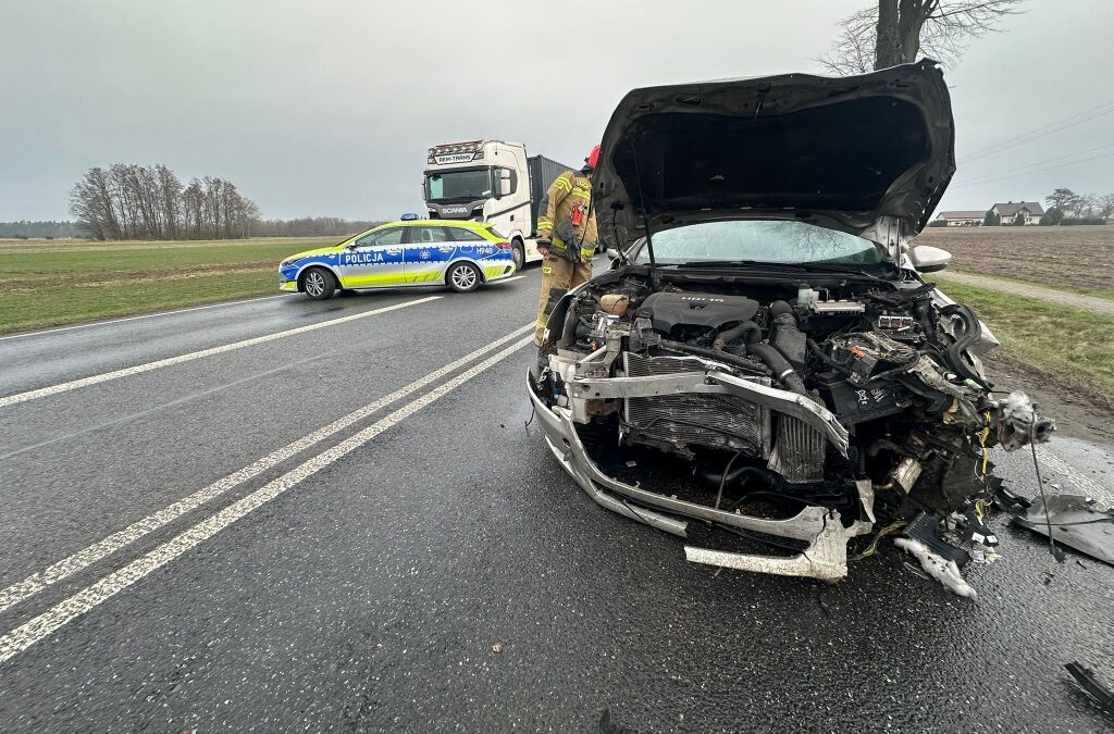 Zderzenie czołowe dwóch aut na DK50 – wyglądało poważnie, finał zaskakuje