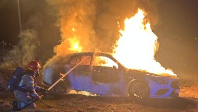 Płomienie sięgały wysoko! Dramatyczny pożar auta po zmroku