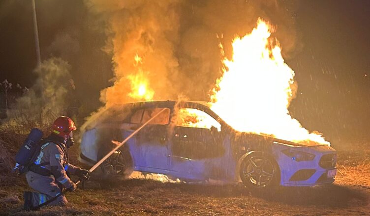 Płomienie sięgały wysoko! Dramatyczny pożar auta po zmroku