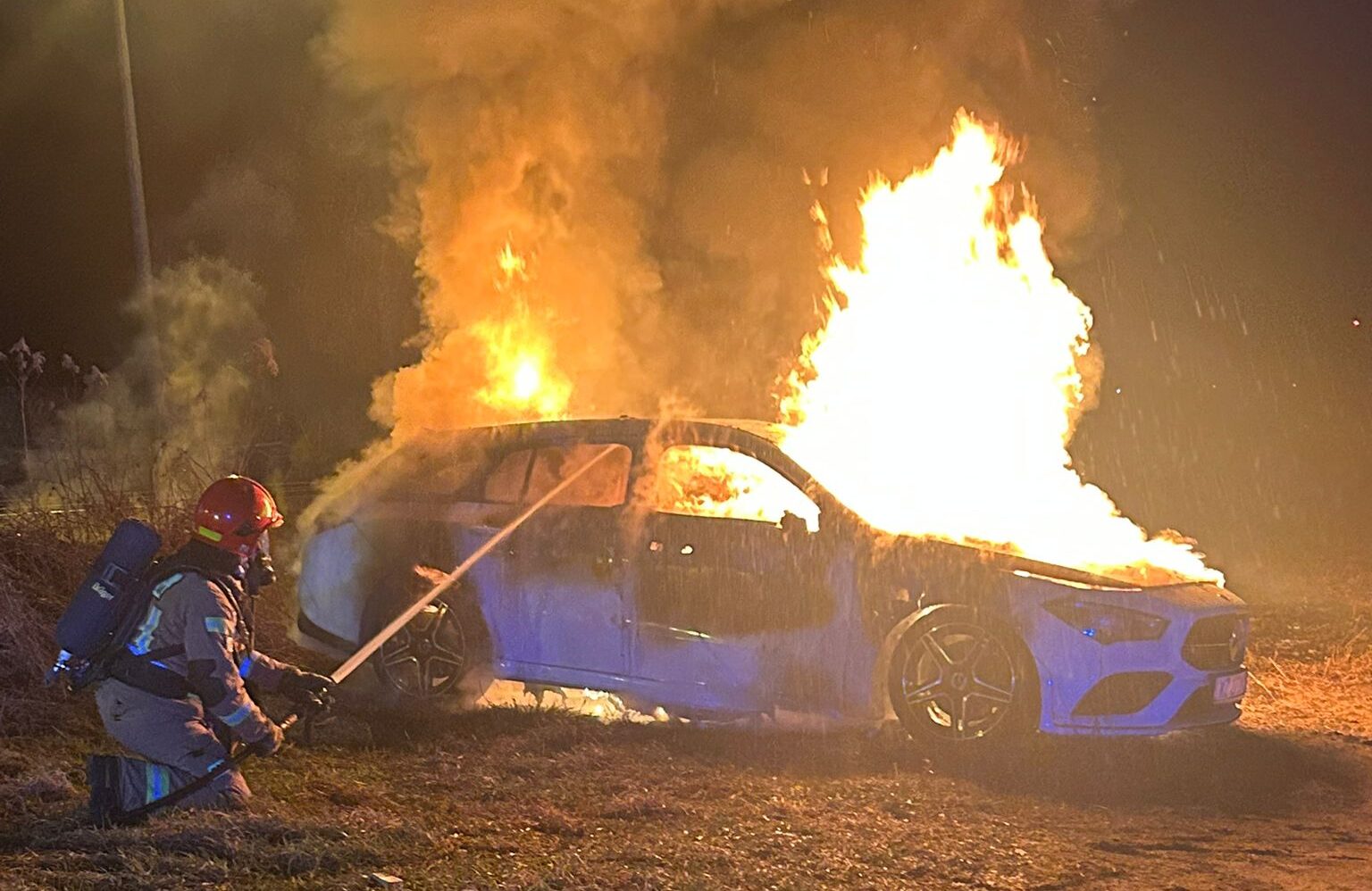 Płomienie sięgały wysoko! Dramatyczny pożar auta po zmroku