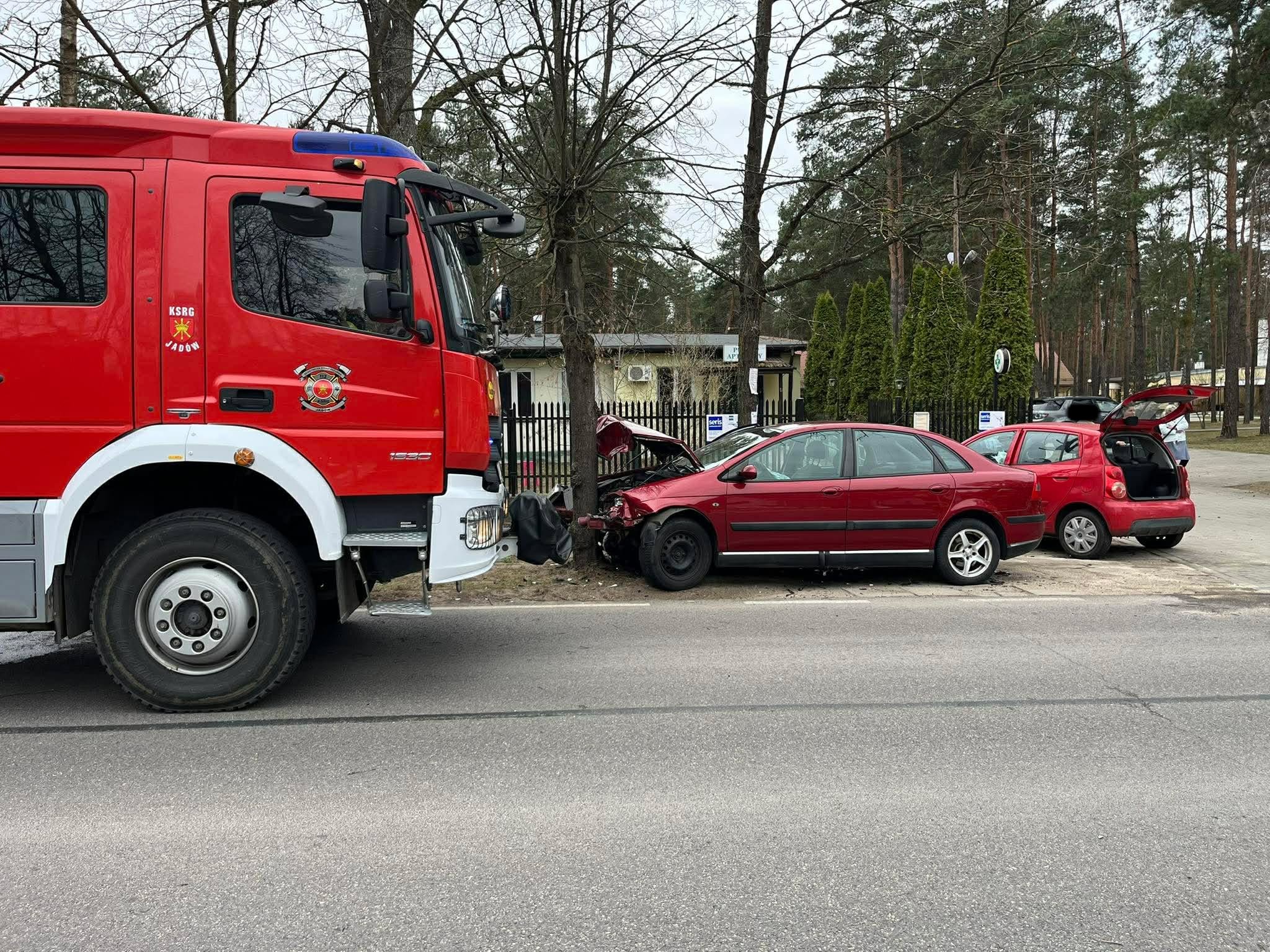 Groźny wypadek w Urlach. Zderzenie aut zakończone uderzeniem w drzewo.