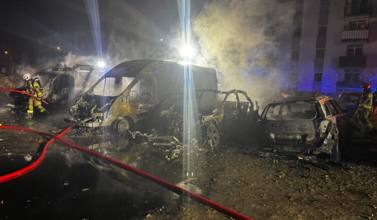 Nocny pożar na parkingu w Wieliszewie. Ogień strawił auta, kolejne zostały poważnie uszkodzone