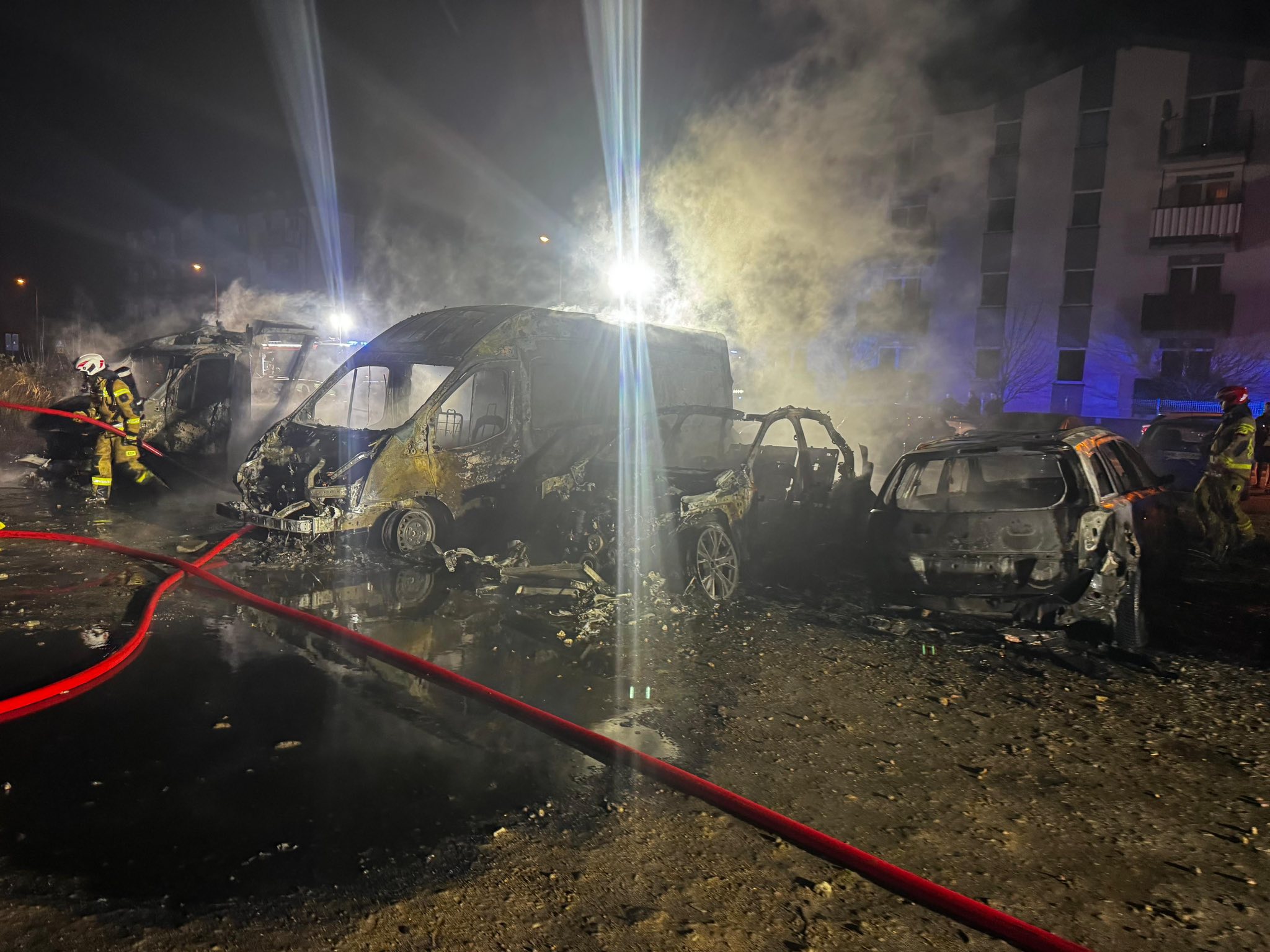 Nocny pożar na parkingu w Wieliszewie. Ogień strawił auta, kolejne zostały poważnie uszkodzone