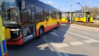 Zderzenie autobusu z tramwajem. Są ranni, akcja służb na Rondzie Waszyngtona